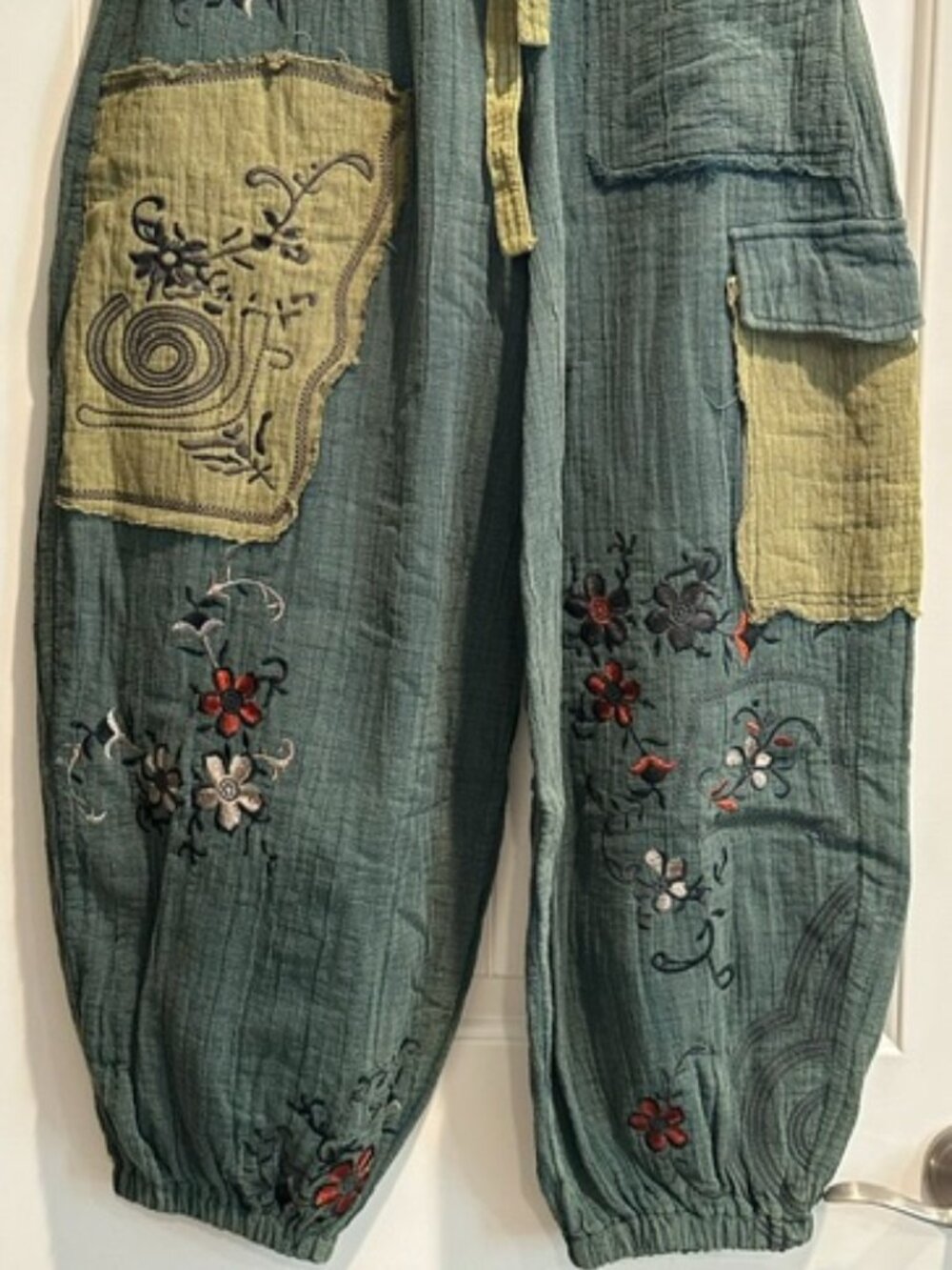 NWOT POL Green Floral Embroidered Joggers size- MEDIUM - Picture 7 of 9